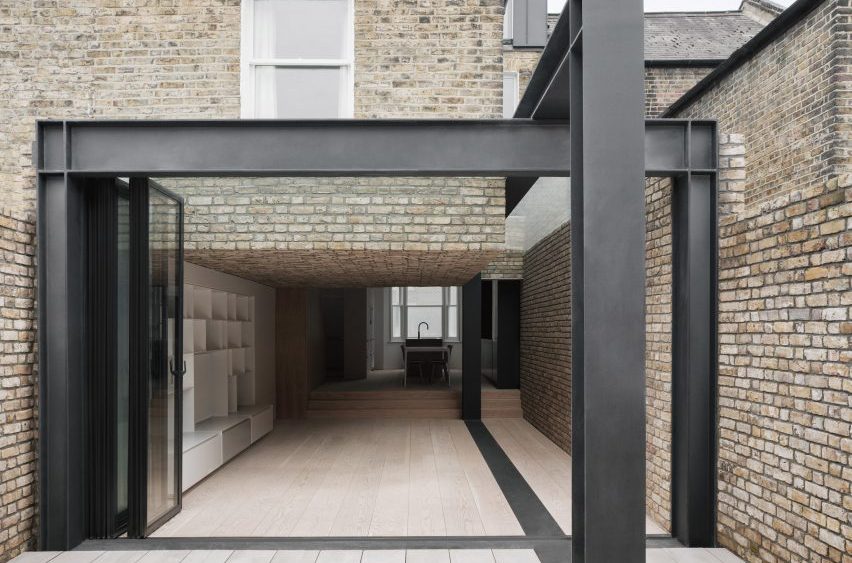 Con Form Architects completes London house extension Repoussoir