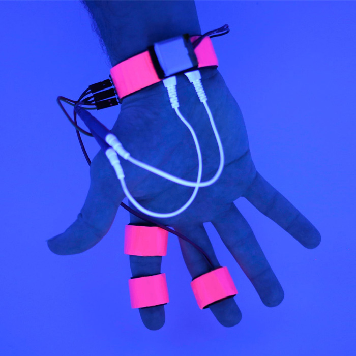 This Glove-Like Device Encourages Lucid Dreaming – COOL HUNTING®