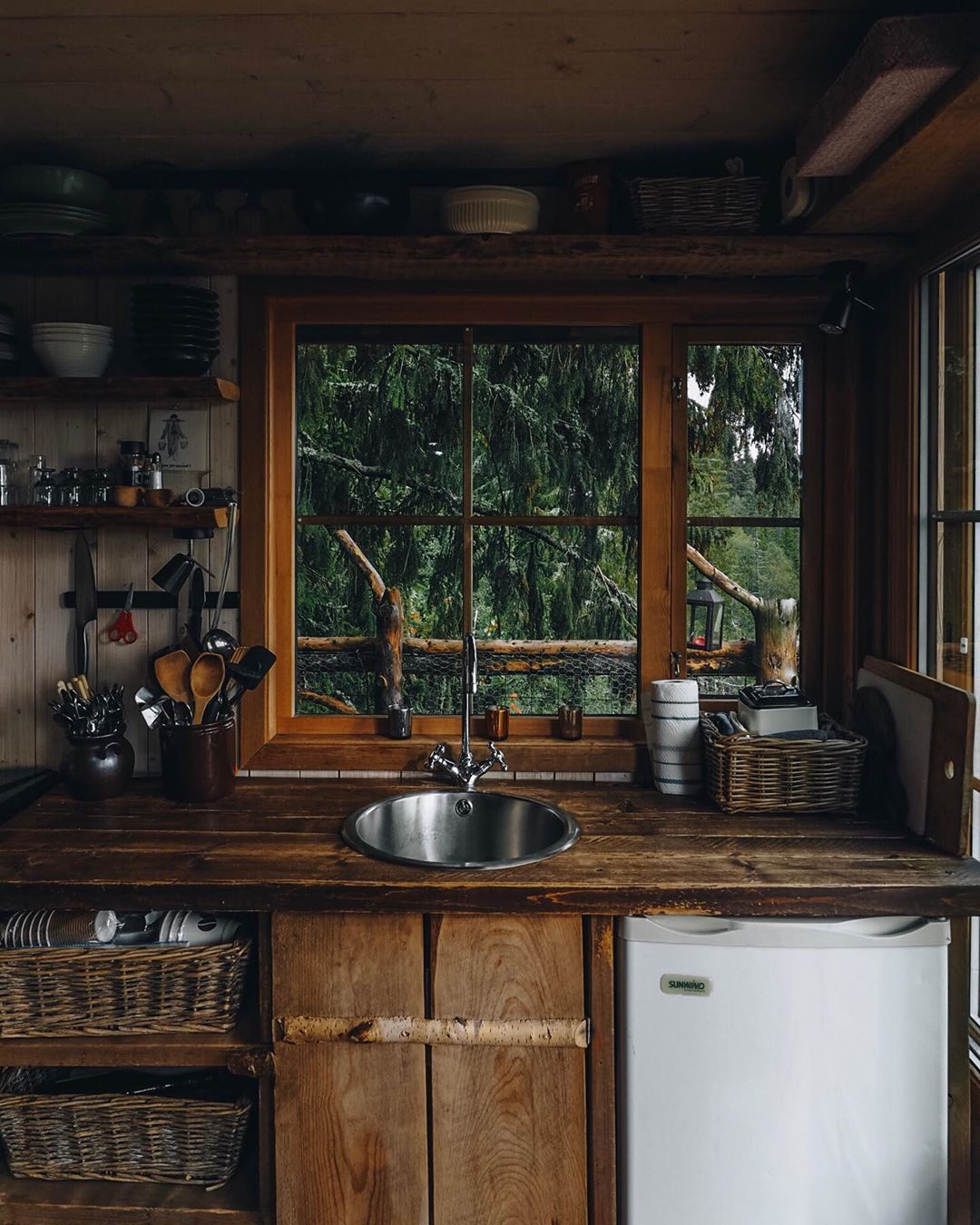 An exquisite kitchen in a cabin at Tretopphytter – “Treetop…
