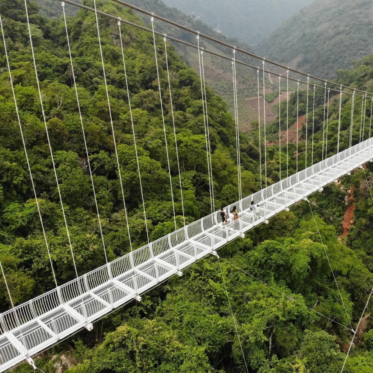 Vietnam’s 2,073-Foot Glass-Bottom Bridge Opens – COOL HUNTING®